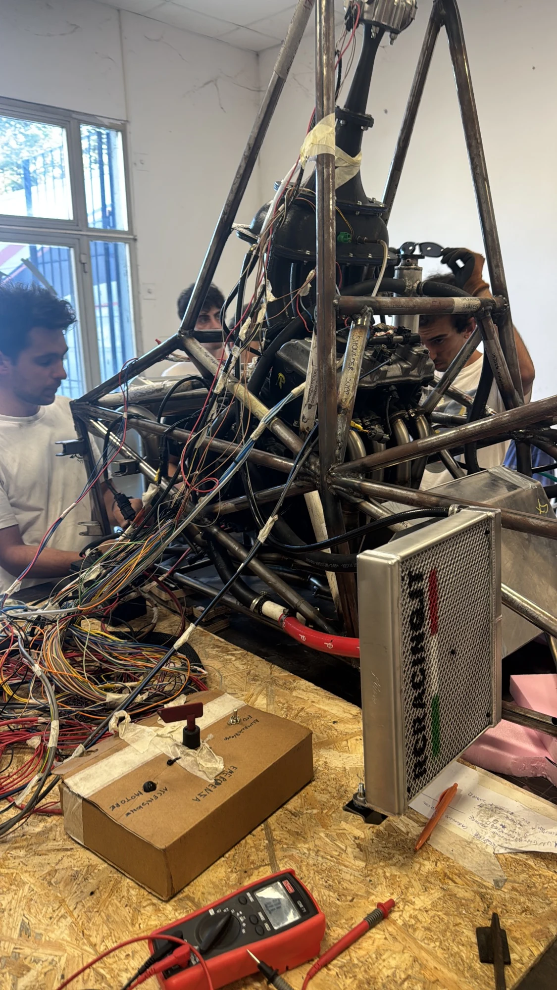 Montaggio dei cablaggi e dell’elettronica sulla monoposto