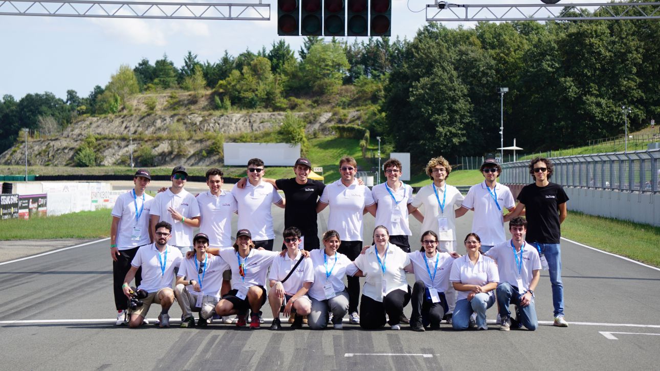 Il team riunito sul circuito di Varano