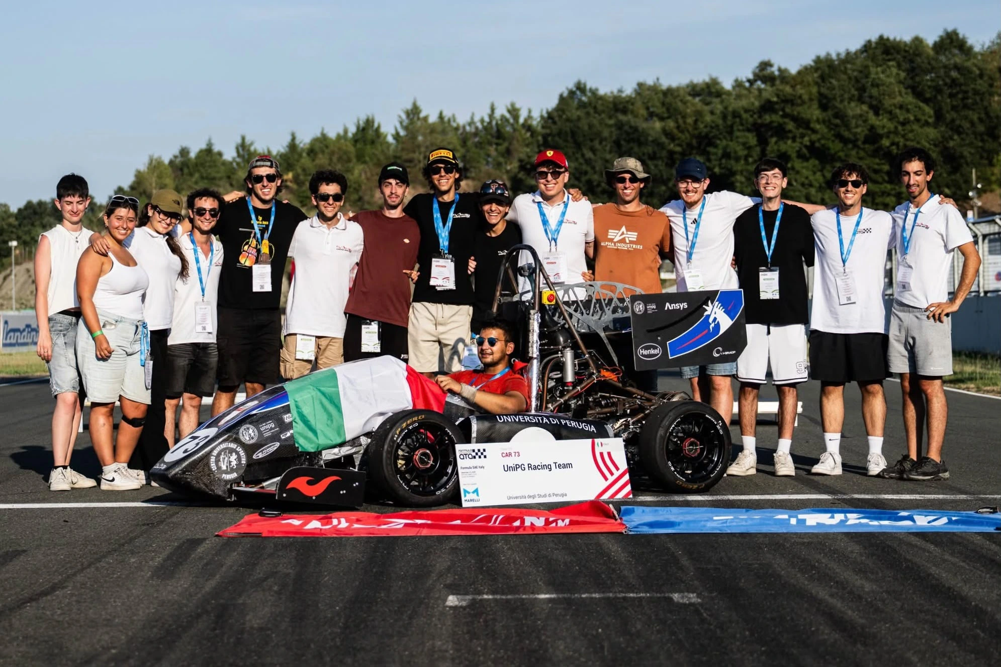 I membri del team con la monoposto numero 73 a Varano